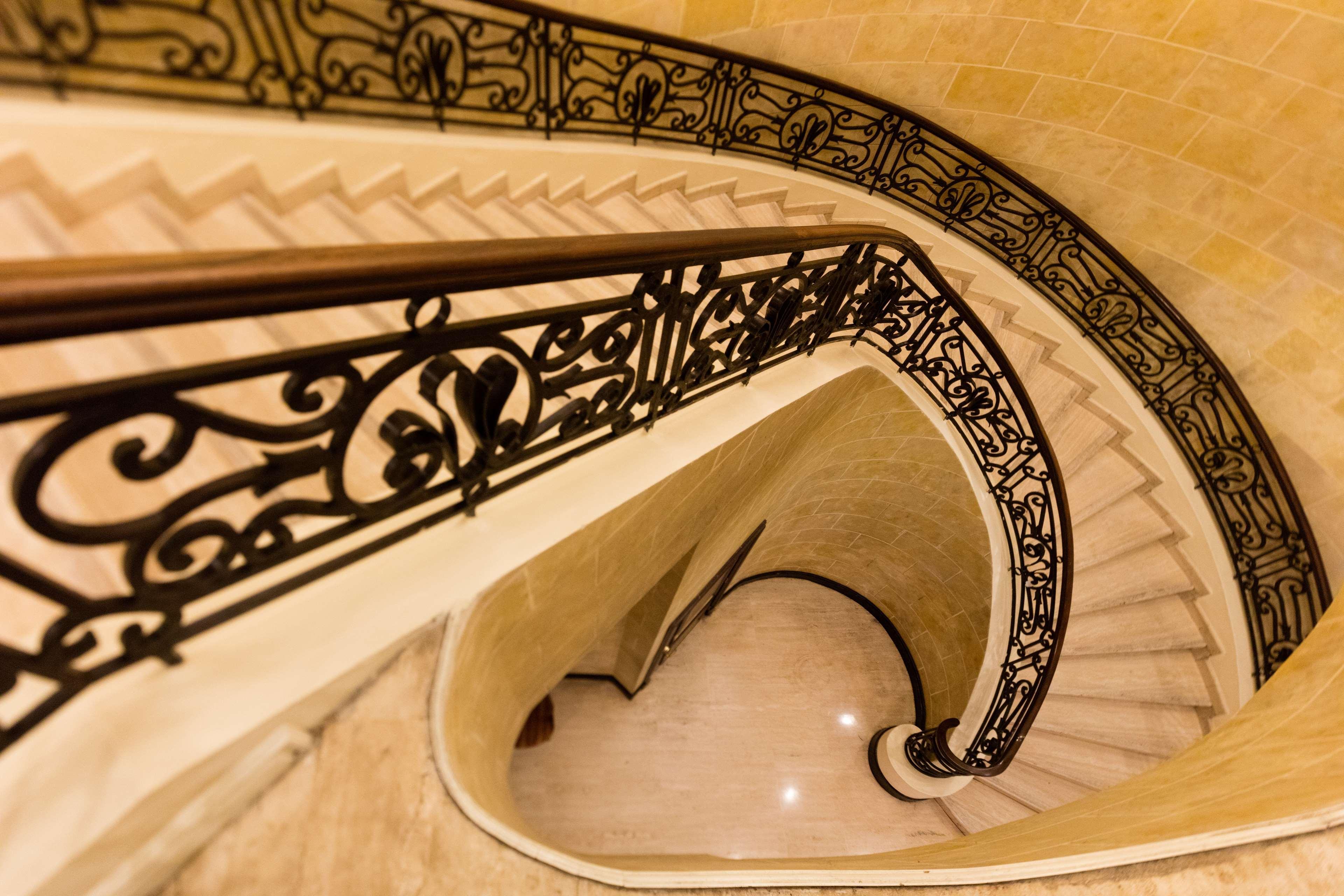 Barcelo San Salvador Hotel Luaran gambar Spiral staircase
