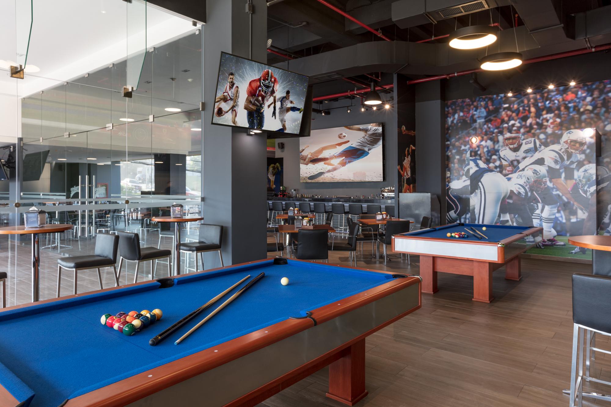 Barcelo San Salvador Hotel Luaran gambar The Sports Bar