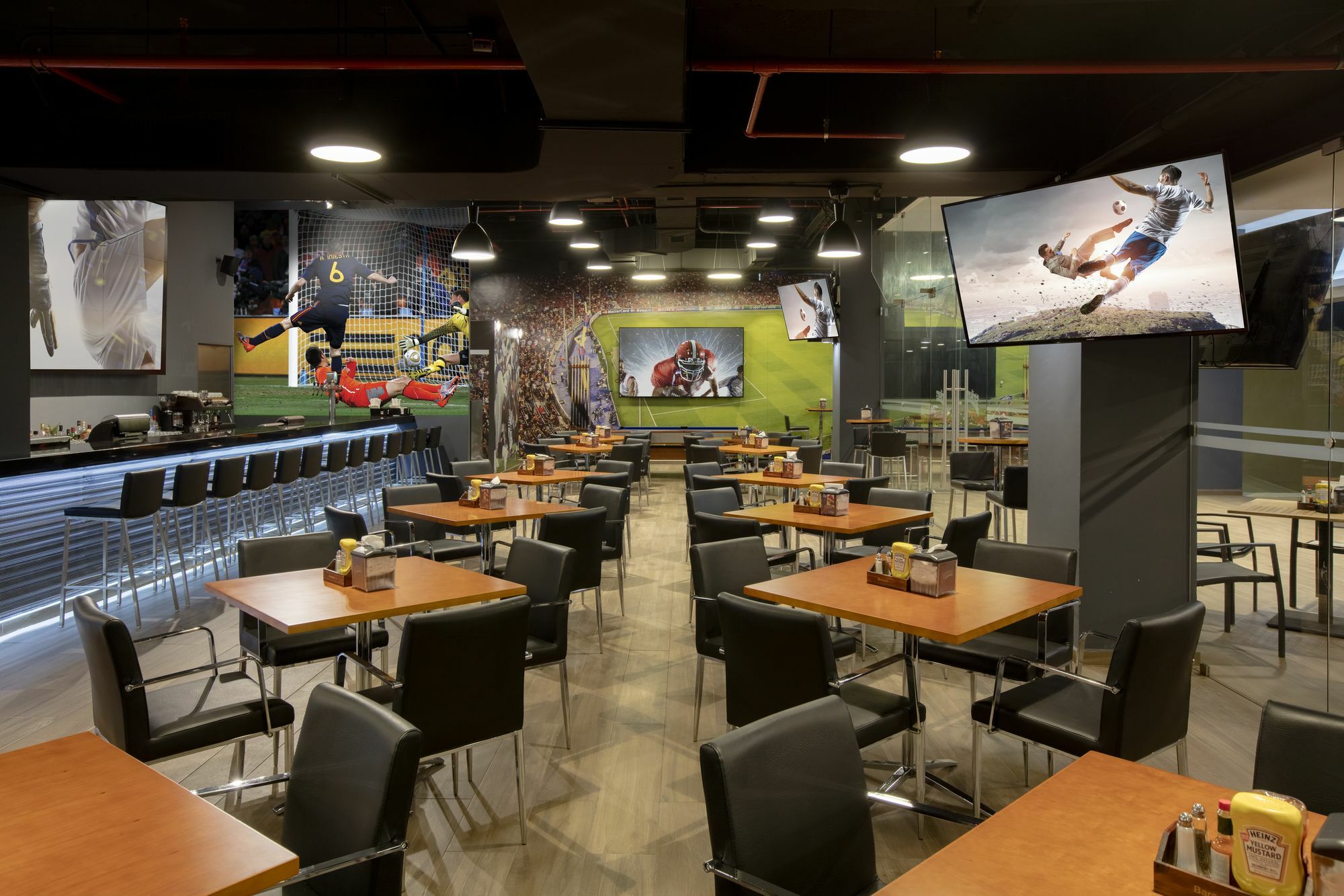 Barcelo San Salvador Hotel Luaran gambar The interior of a typical Hooters restaurant